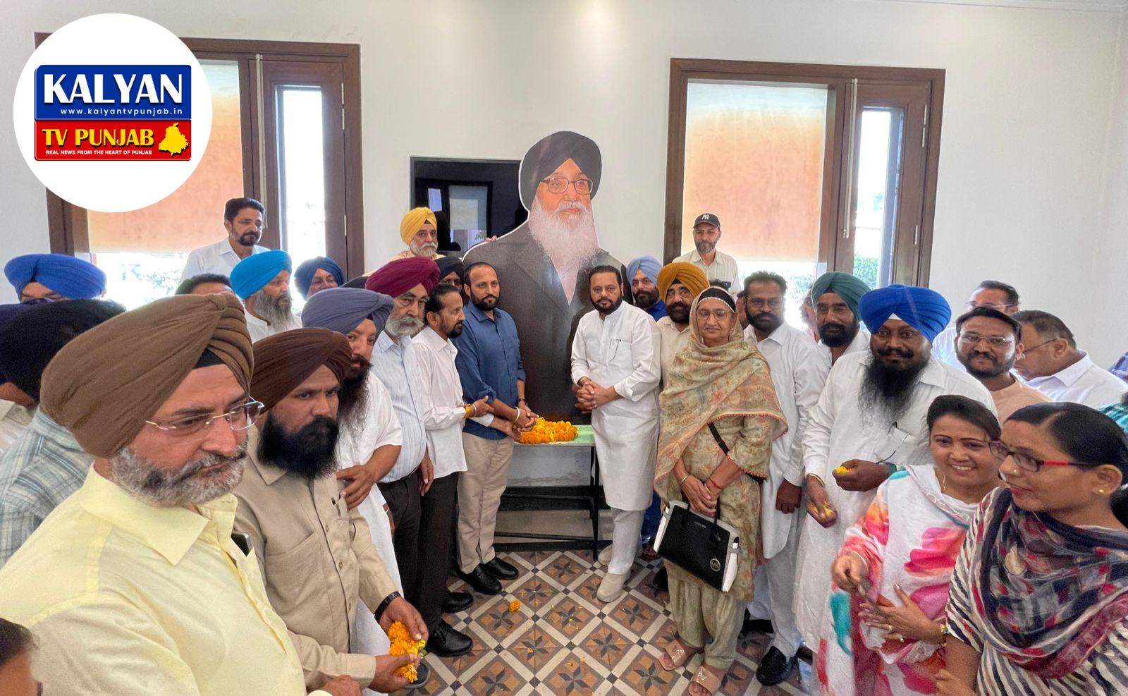 ਮਰਹੂਮ ਮੁੱਖ ਮੰਤਰੀ ਪ੍ਰਕਾਸ਼ ਸਿੰਘ ਬਾਦਲ ਦੀ ਤੀਜੀ ਬਰਸੀ ਮੌਕੇ ਉਨ੍ਹਾਂ ਨੂੰ ਸ੍ਰੋਮਣੀ ਅਕਾਲੀ ਦਲ ਦੇ ਆਗੂਆਂ ਵੱਲੋਂ ਨਿਮਰ ਸ਼ਰਧਾਂਜਲੀ ਭੇਟ