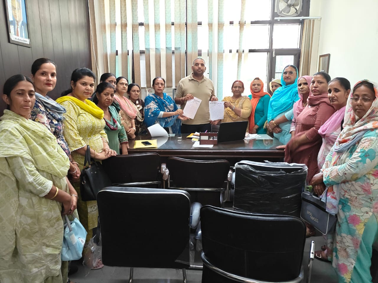 ਆਂਗਣਵਾੜੀ ਵਰਕਰਾਂ ਹੈਲਪਰਾਂ ਦੀਆਂ ਮੁਸ਼ਕਲਾਂ ਸਬੰਧੀ ਜਿਲਾ ਪ੍ਰੋਗਰਾਮ ਅਫਸਰ ਬਠਿੰਡਾ ਨੂੰ ਇੱਕ ਵਫਦ ਮਿਲਿਆ