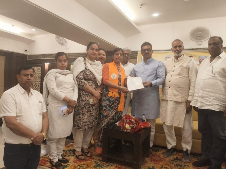 महिलाओं के खिलाफ अभद्र भाषा और गाली-गलौज पर रोक लगाने के लिए केंद्रीय मंत्री को सौंपा ज्ञापन